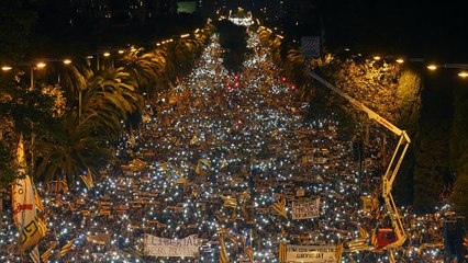 Μαζική διαδήλωση των αποσχιστών στη Βαρκελώνη