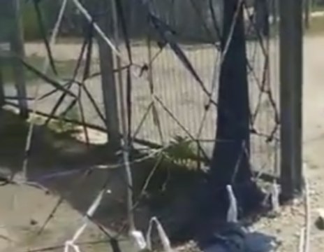 Manus Island Refugees 'Repair' Fence With Fabric, Say About 422 Remaining in Centre