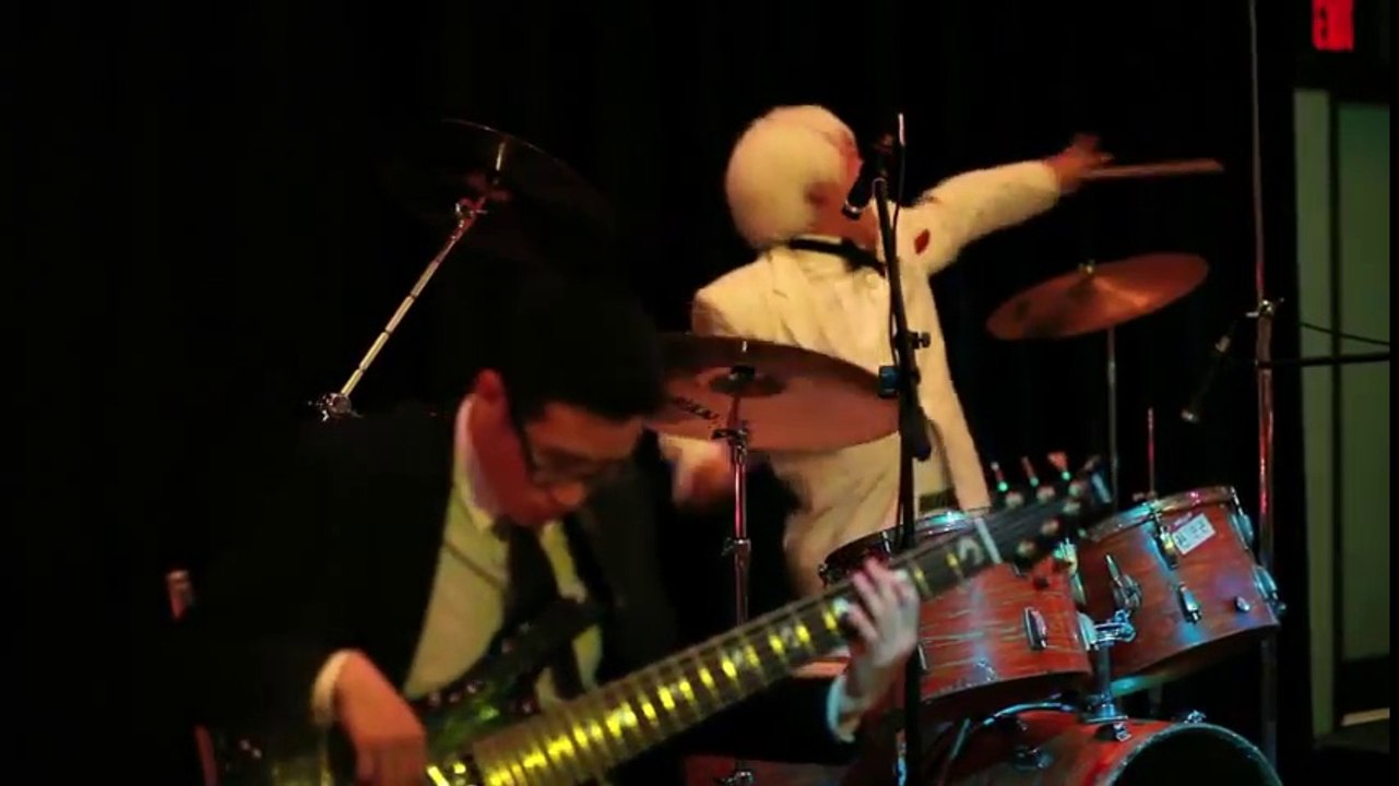 Mauvais ce batteur fait n'importe quoi derrière sa chanteuse en plein concert !