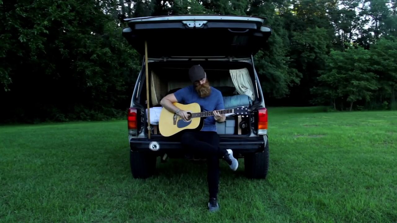 Version MTV Cribs de son Jeep 4x4 dans lequel il vit pour camper ! Parodie
