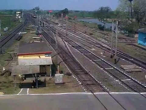 MGS WAM-4 powered Allahabad City - Howrah Vibhuti Express cruising past Khana Jn..3gp