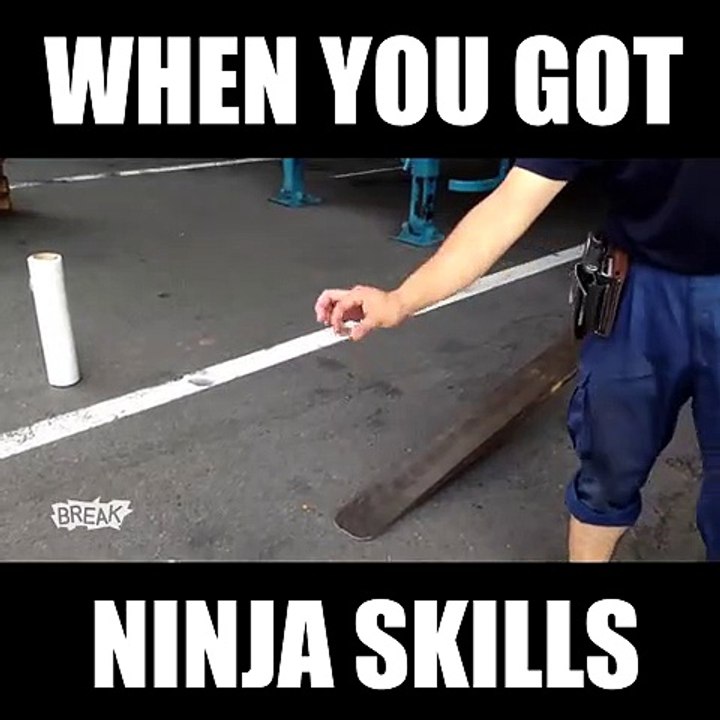 Ce type manie le chariot élévateur avec une incroyable précision