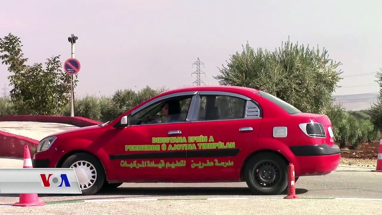 Jinen Efrine xwe feri ajotina otomobilan diken