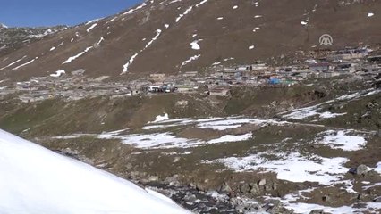 Gölün Üstündeki Buzu Ağaç Motoru ile Keserek Yüzdüler