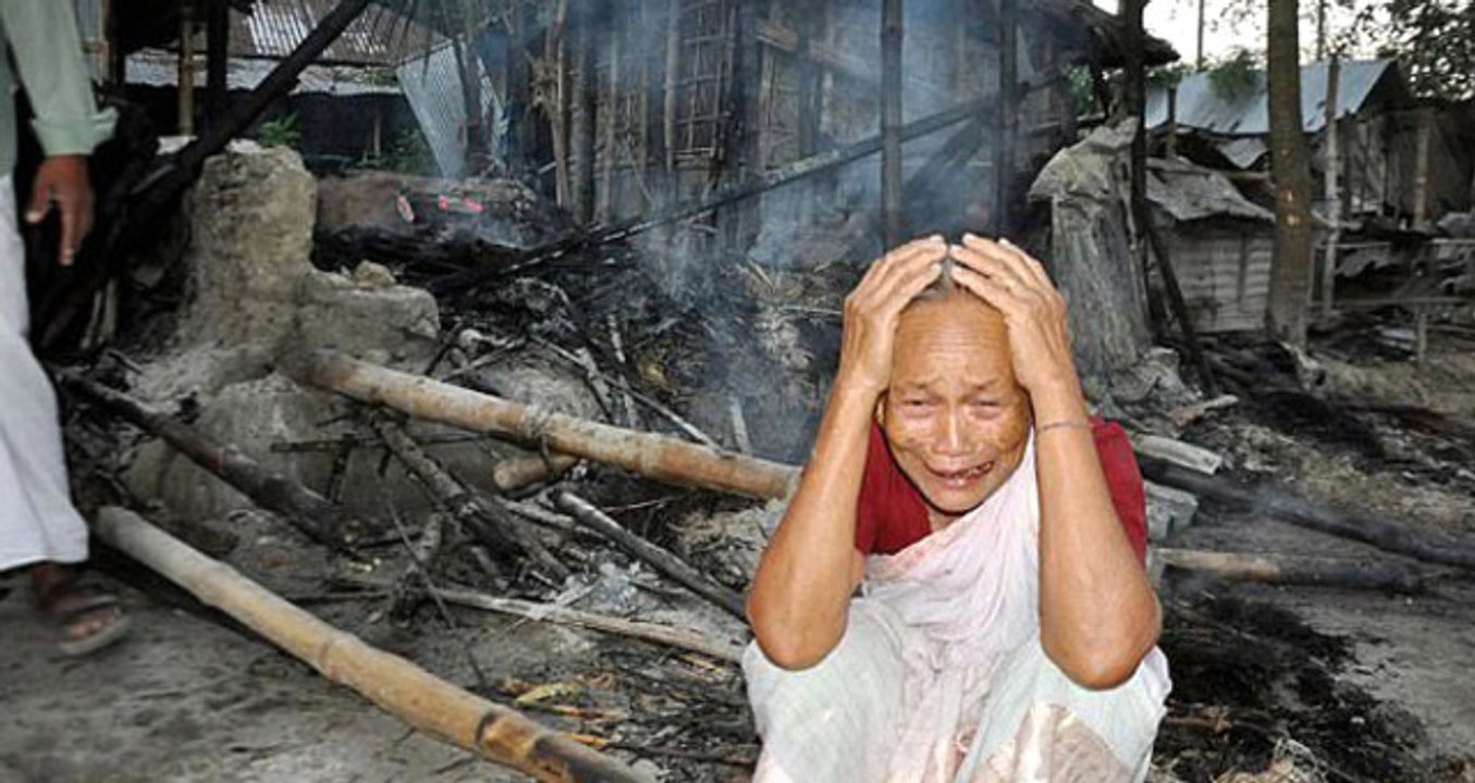 Hz. Muhammed'e Küfür Edildi, 20 Bin Kişi Köyü Ateşe Verdi