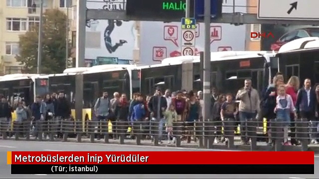 Metrobüslerden İnip Yürüdüler