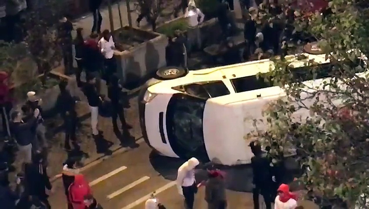 Émeutes à Bruxelles: une fourgonnette retournée