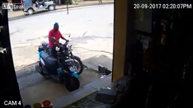 Amener sa moto au garage... et la détruire à l'arrêt lamentablement !