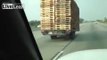 Cette remorque remplie de palettes roule sans son camion sur l'autoroute !
