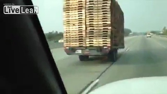 Cette remorque remplie de palettes roule sans son camion sur l'autoroute !