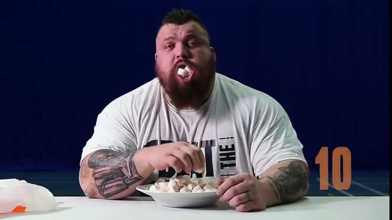 Combien de marshmallow rentrent dans la bouche de l'homme le plus fort du monde ? 19 !