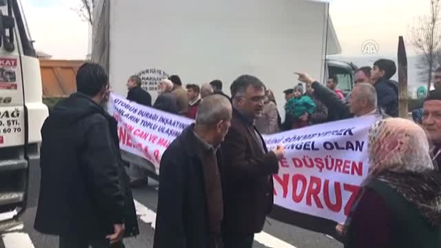 Otobüs Durağı İsteyen Mahalle Halkı Yolu Kapattı