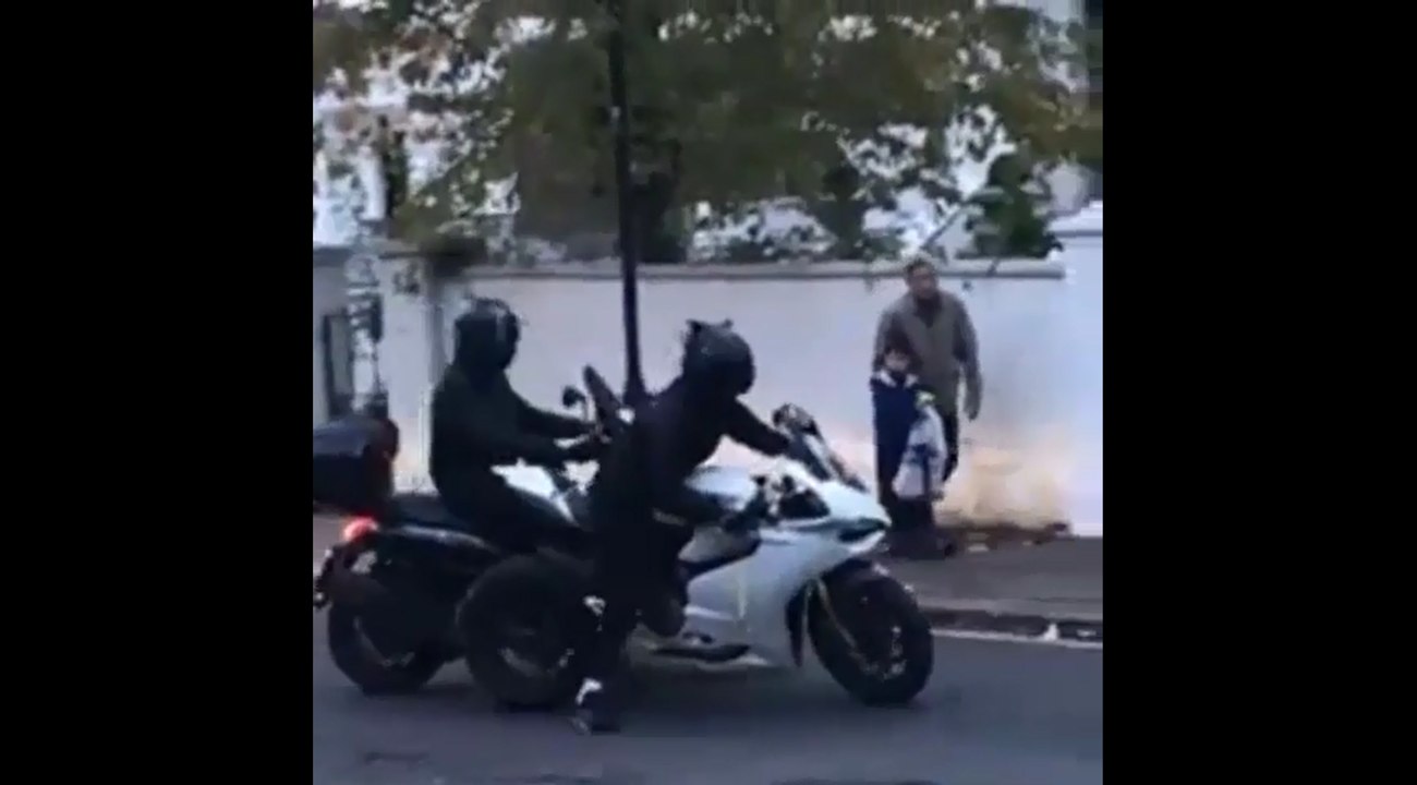Ils tentent de voler une moto en plein jour.