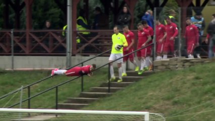 Un footballeur entre sur un terrain en glissant sur la rambarde (Hongrie)