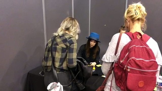 Herofestival à Marseille : l'actrice de Game of Thrones Carice Van Houten en séance de dédicaces