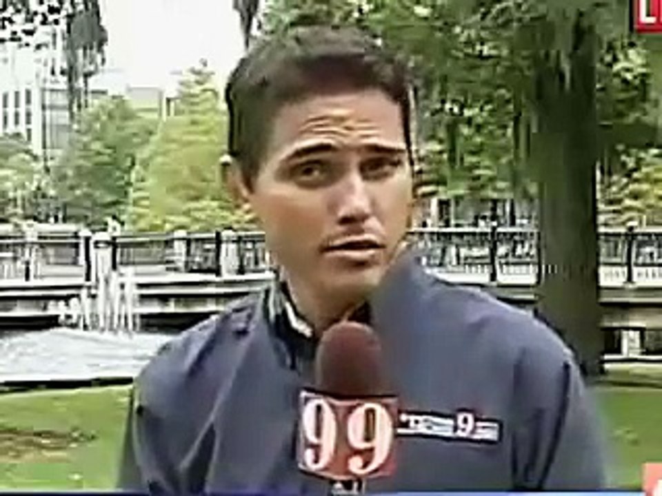 Ce journaliste n'arrive pas à dire son nom sans tourner la tête