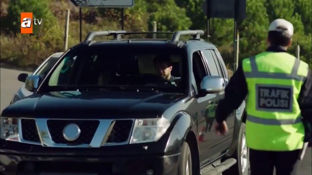 Kanatsız Kuşlar Ahmet Zeynep'i kaçırırken polise yakalanıyor (Ahmet Varlı, Melis Tüzüngüç)