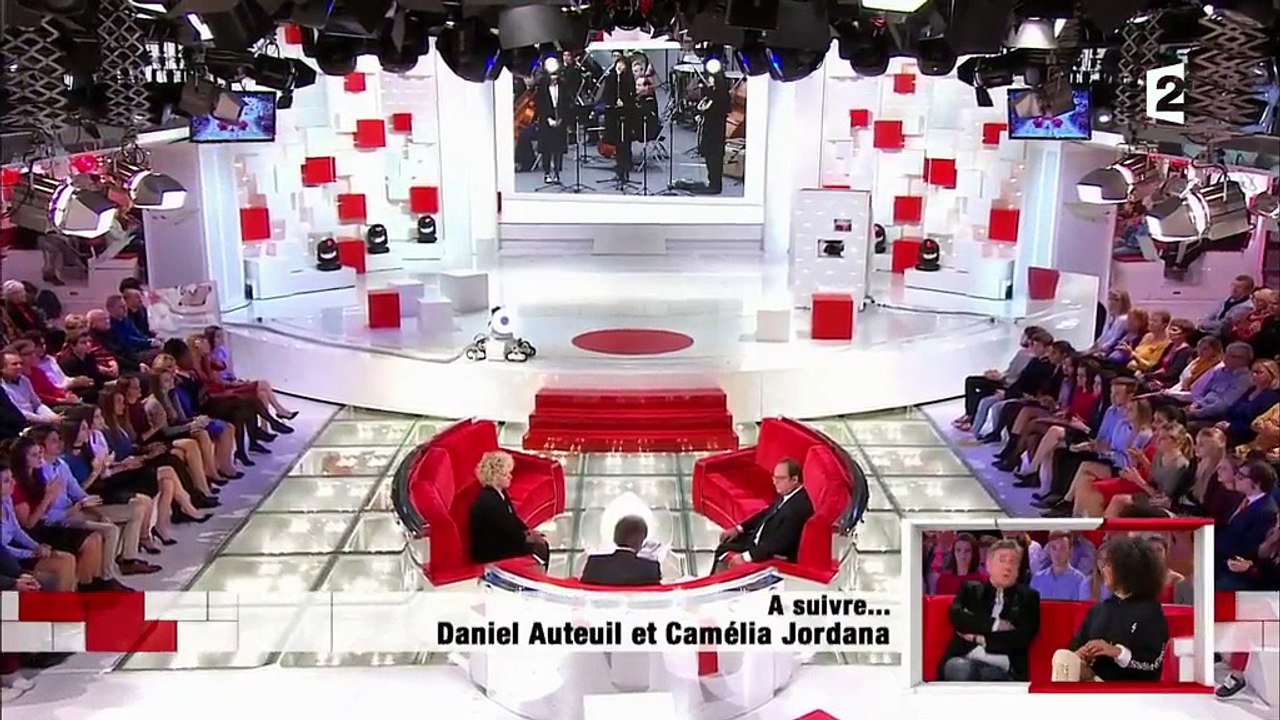 "Je reste attentif à tout", déclare François Hollande six mois après avoir quitté l'Elysée