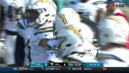 Mike Williams makes 20-yard catch against A.J. Bouye's tight coverage