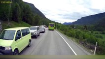 Un écolier traverse une route derrière un bus