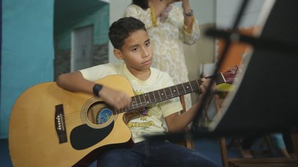 Guitarras españolas para "leaozinhos" de favela en Río de Janeiro