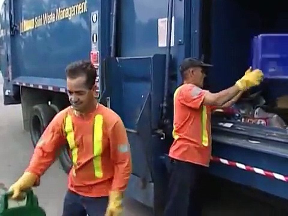 Mighty Machines - Season 02 Episode 06 - All About Recycling