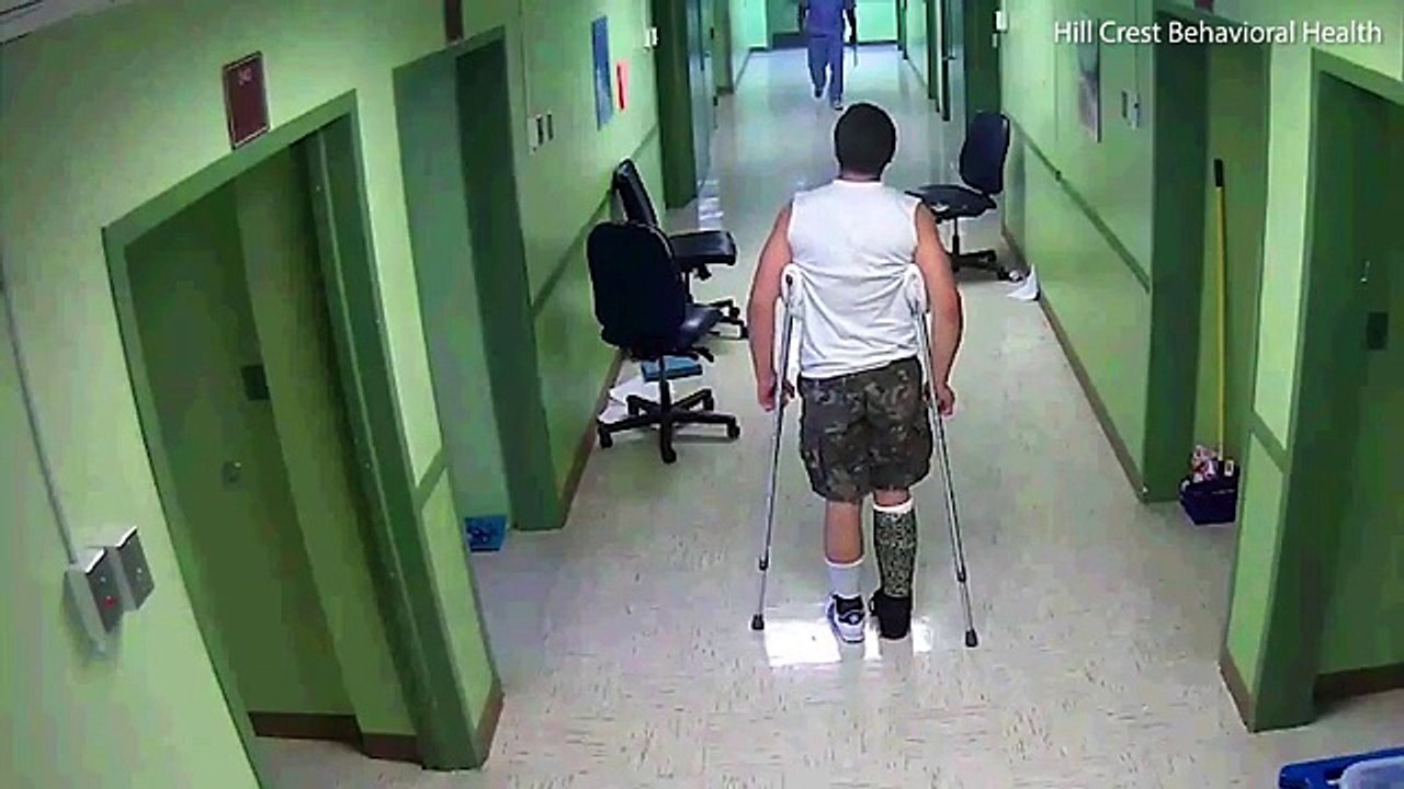 L'employé d'un hôpital est filmé en train de battre un patient de 15 ans