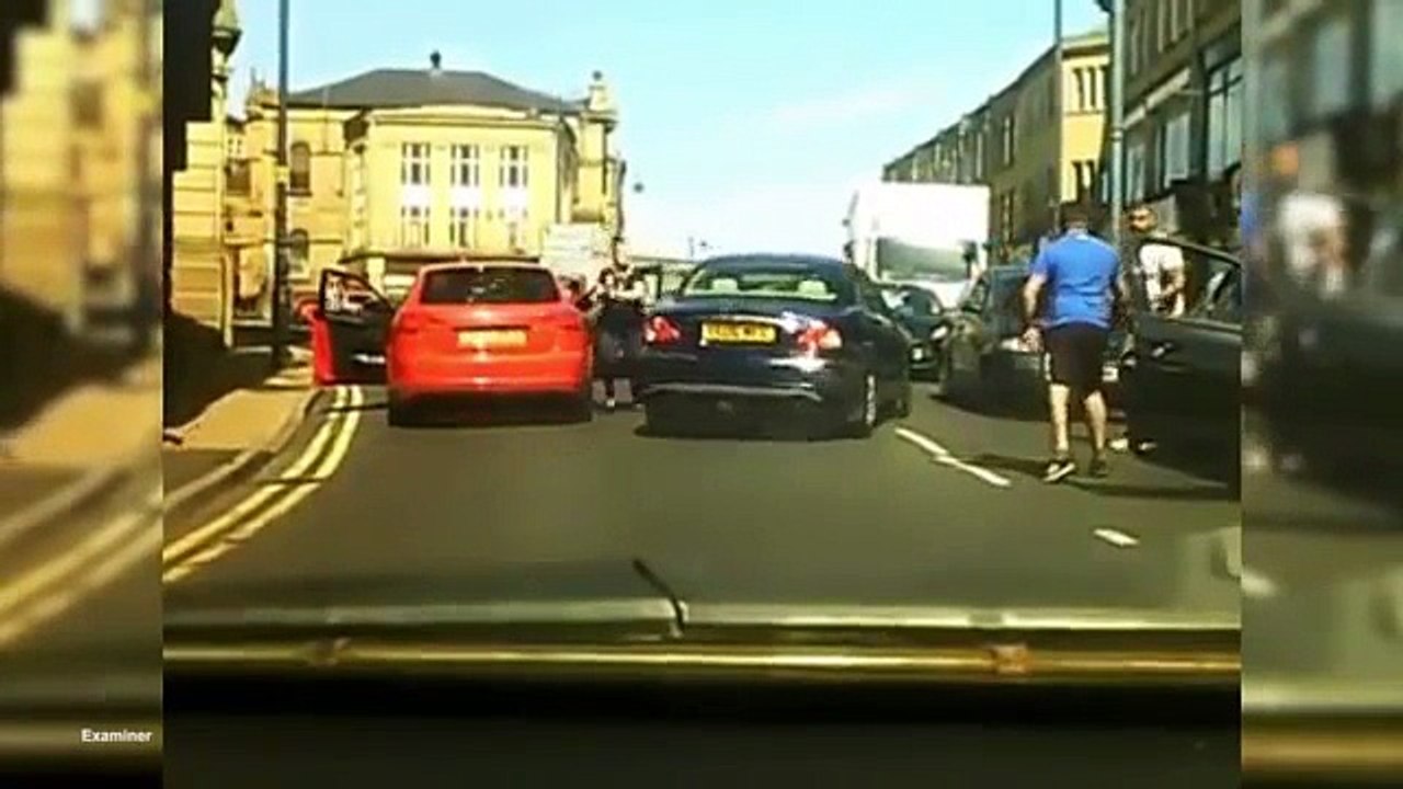 Road rage en couple, elle vient aider son mari avec une batte