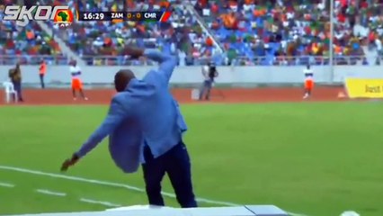 Zambiya antrenörü Wedson Nyirenda'nın talihsiz anı