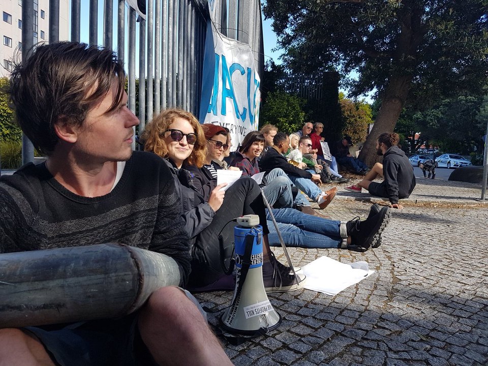 Activists Lock Themselves to Gate of Australian High Commission to Highlight Manus Refugees' Plight