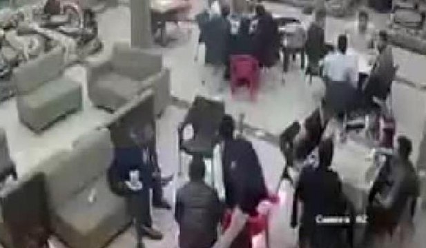 Irak'taki deprem güvenlik kamerasında... Panikle kendilerini dışarı attılar