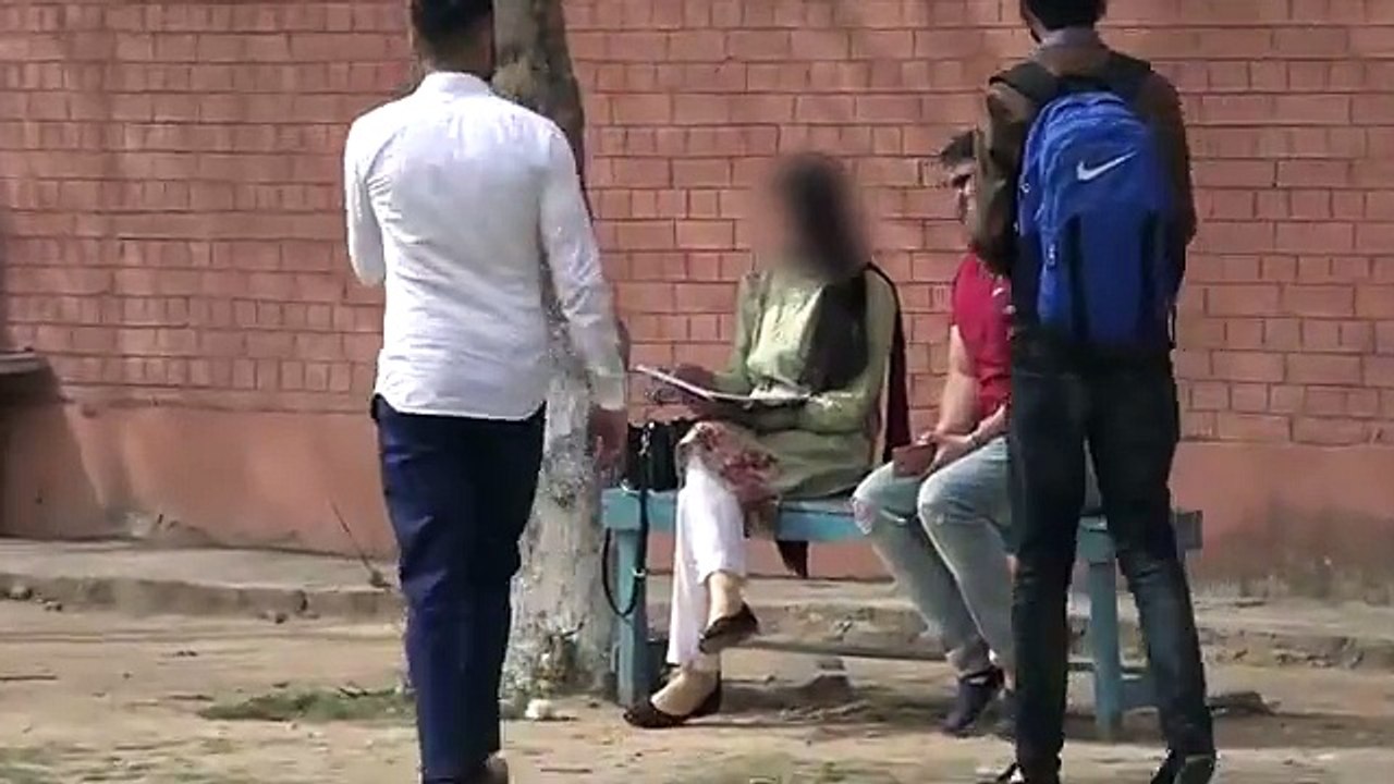 یونیورسٹی میں لڑکے کو گھانس نہ ڈالنے والی لڑکی کو پتا چلا کہ یہ کون ہے تو فوراً کیسے نمبر تک دینے پر راضی ہوگئی لیکن پھر