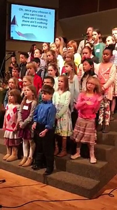 Cette petite fille profite dun spectacle pour danser nimporte comment