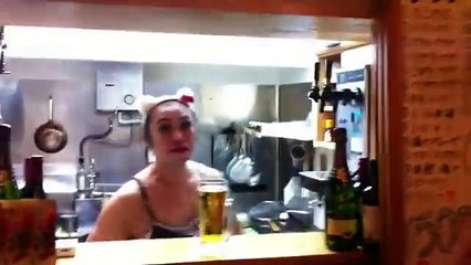 日本のオカマのビールジョッキ一気飲み