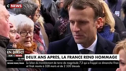 13 novembre: Regardez l'émotion d'Emmanuel Macron prenant dans ses bras les proches des victimes des attentats