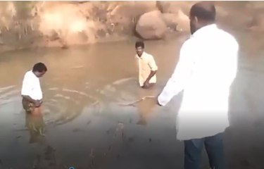 அசுத்த குட்டையில் குளிக்குமாறு தலித்துகளை சித்ரவதை செய்த பாஜக நிர்வாகி!- வீடியோ