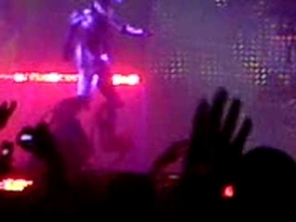 Robot-dance au concert de Kanye West au Zenith 17.11