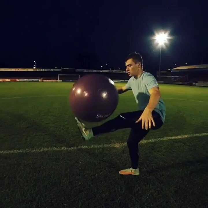 Pilates topuyla şov yapan adam