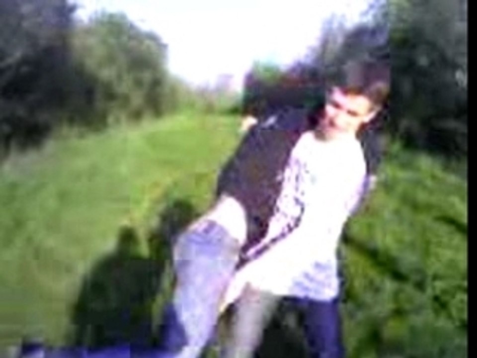 un pot qui se fair une prise de  catch