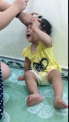 Cute Baby Donnot Crying when Mom slap her