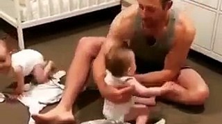 Un papa tente d'endormir ses jumeaux mais ça ne se passe vraiment pas comme prévu.