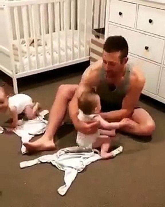 Un papa tente d'endormir ses jumeaux mais ça ne se passe vraiment pas comme prévu.