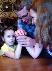 Une jeune fille fait un bras de fer et donne son maximum