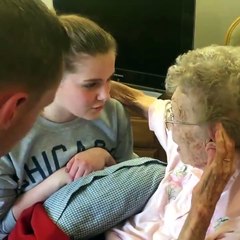 Une petite-fille chante une chanson à sa grand-mère. Très émouvant !