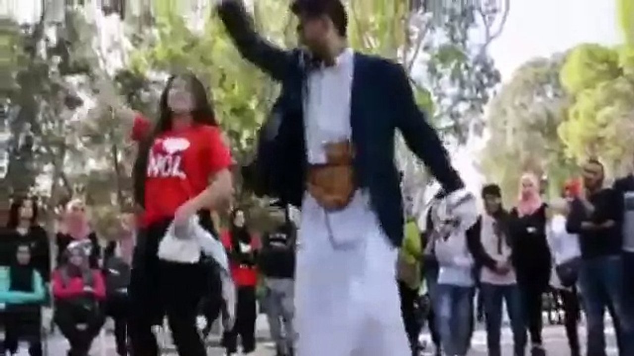 بنت تونسيه ترقص برع مع يمني في احد الحفلات بتونس