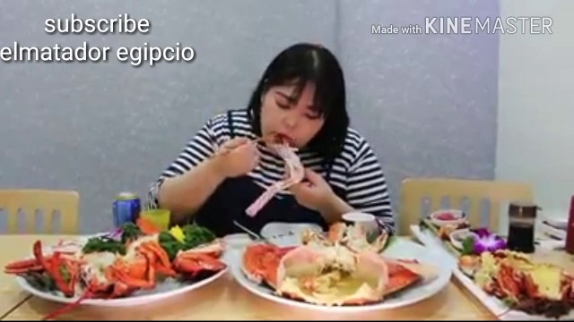 فتاه صينيه تبلع كميات كبيره من أسماك بحريه في 4 دقائق