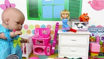 Bebé hipnotizada se tira pedos Aventuras de bebés Lucía y Ana Mundo Juguetes Vídeos de muñecas
