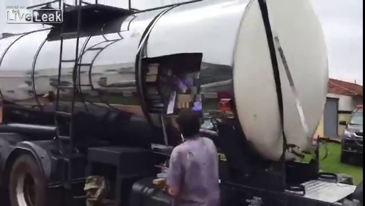 Ce camion citerne.. est rempli à ras bord de Drogue au Brésil !