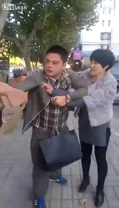 Ce chinois prend une rouste par 2 femmes dans la rue !