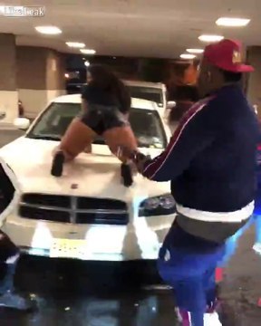 Twerk sur le capot d'une voiture sous des gerbes de champagne !
